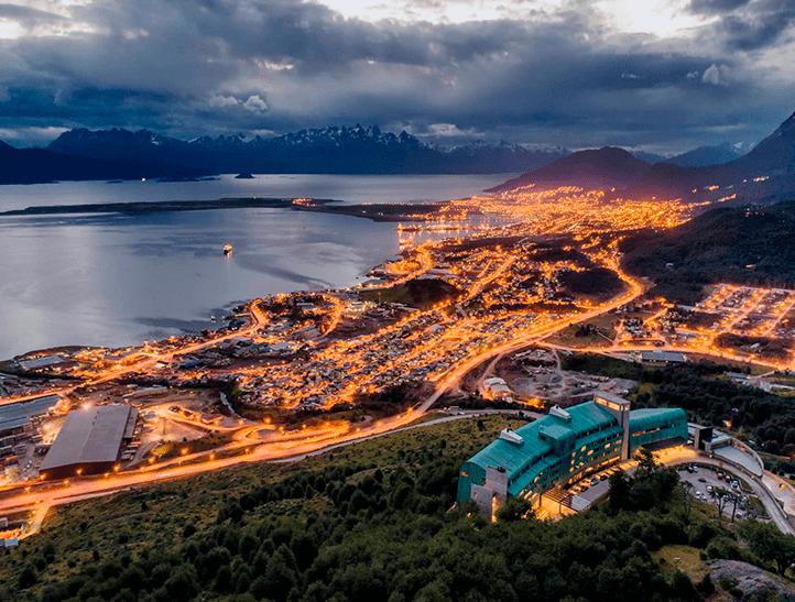 Arakur Ushuaia Resort & Spa Εξωτερικό φωτογραφία View of Ushuaia at night