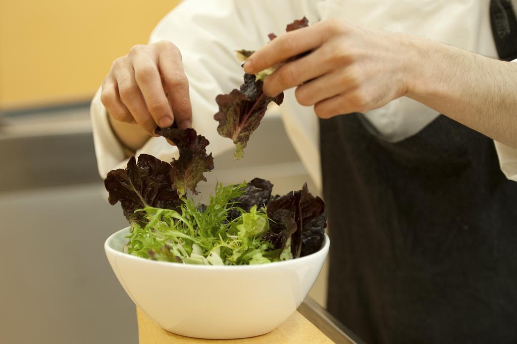 Arakur Ushuaia Resort & Spa Εξωτερικό φωτογραφία A chef preparing a salad