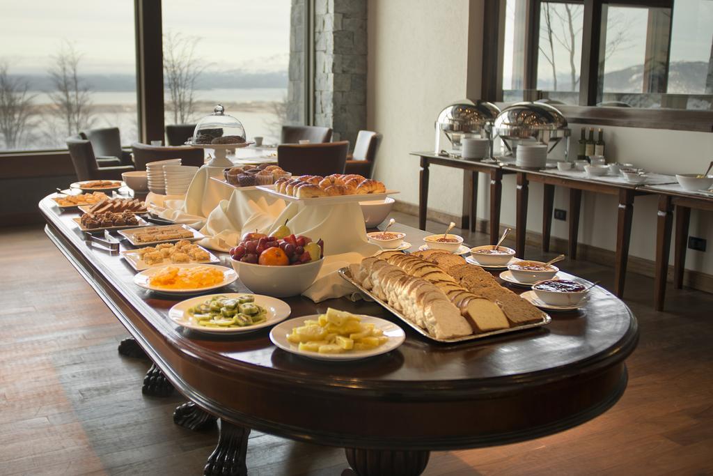 Arakur Ushuaia Resort & Spa Εξωτερικό φωτογραφία A buffet at a hotel